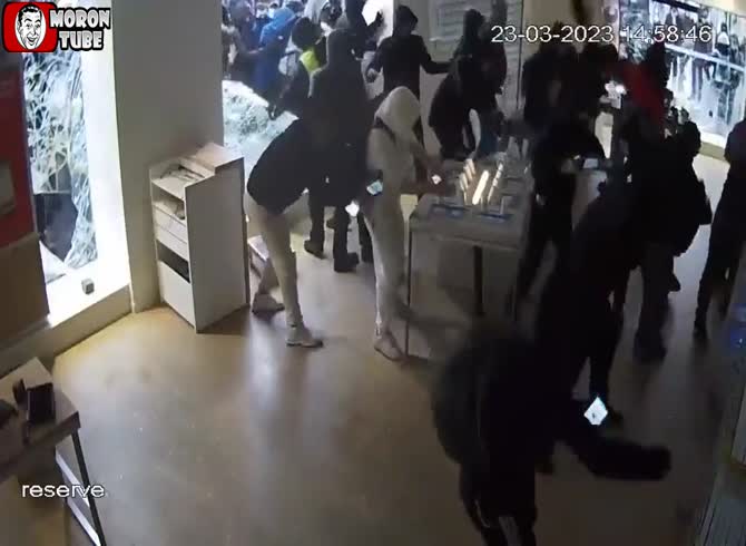 Video :An inside view of a French protest from a phone shop